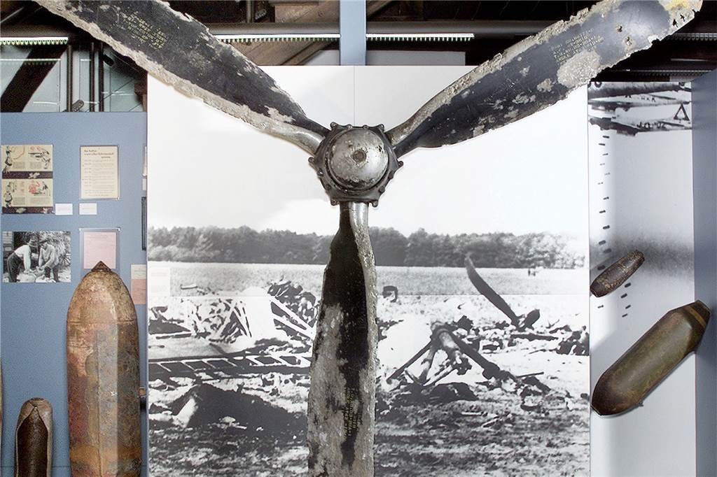 Absturz in Dorsten: Drei Wunder retten William Corson das Leben (mit Video) Dieser große Propeller im Raesfelder Heimatmuseum am Schloss stammt von dem B 17-Bomber, der in Heiden notlanden musste.