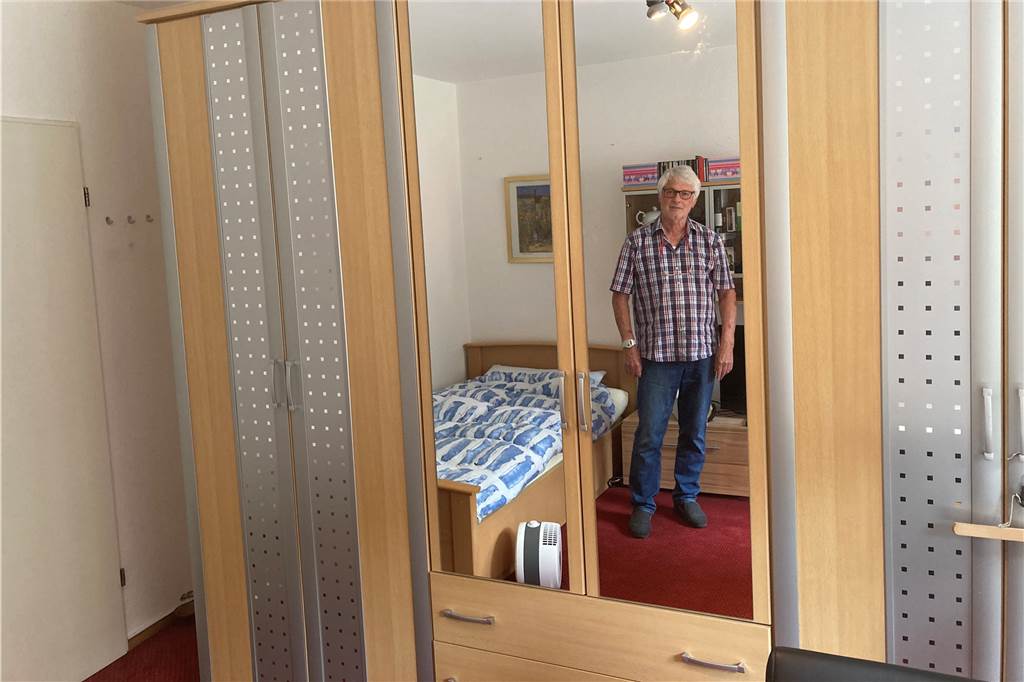 Vonovia-Mieter: Schimmel an der Decke, feuchte Wände und Warten auf Handwerker Willi Költz und sein Schrank. Der muss erst einmal aus dem Schlafzimmer verschwinden.