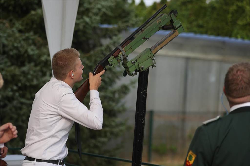 Ein junger Mann schießt auf den Vogel.
