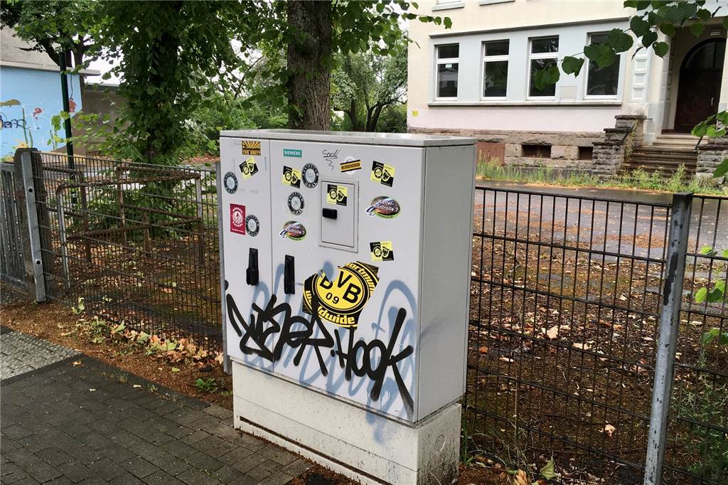 Petition für schnelles Internet: „Unterversorgung ist enormer Nachteil“ Dieser Kabelverzweiger vor der ehemaligen Loh-Schule muss erneuert werden.