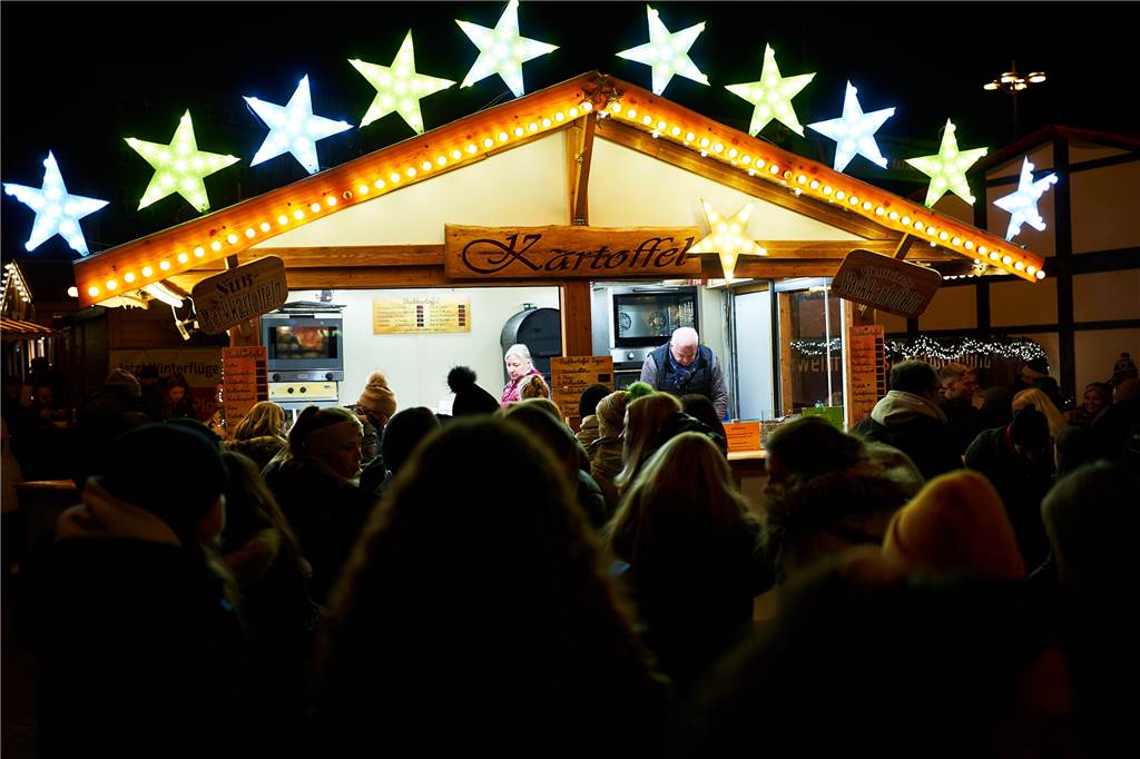 Die 5 außergewöhnlichsten Essensbuden auf dem Weihnachtsmarkt Dieser Kartoffelstand hebt sich in manchen von der Masse ab.