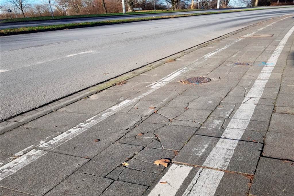 Dieser katastrophale Radweg am Altstadtring ist sicher auch ein Grund, warum es fürs Radfahren recht schlechte Noten gibt. Die Straße soll aber in diesem Jahr ganz anders werden - mit breiten Radwegen da, wo jetzt noch Auto-Fahrbahnen sind.