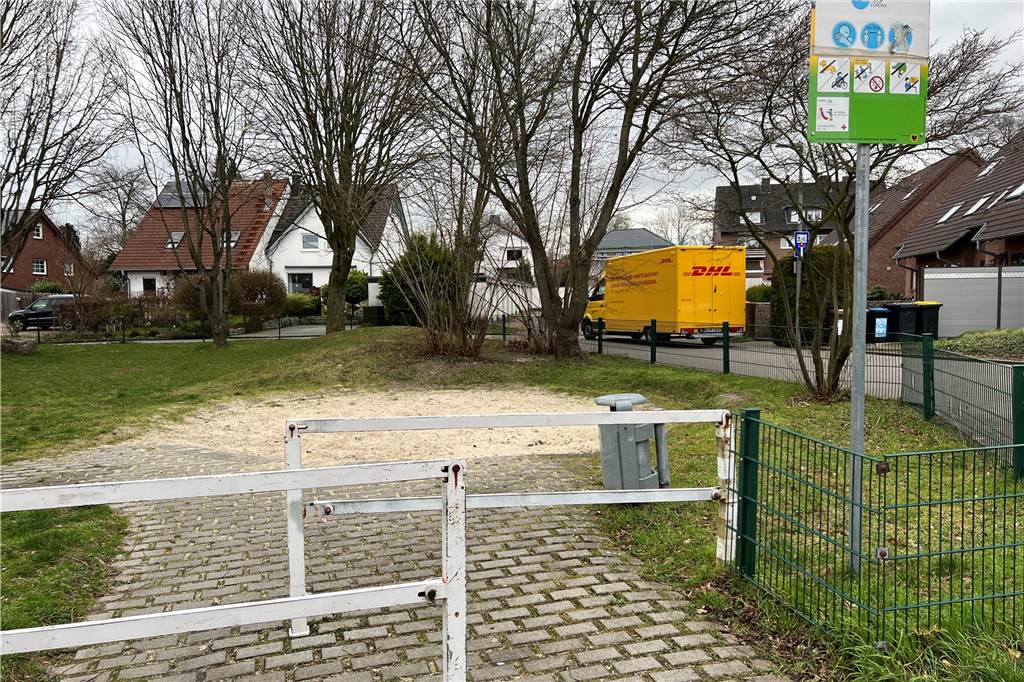 Paul (4) aus Asseln vermisst seinen Spielplatz - jetzt will die Stadt handeln Dieser kleine Spielplatz befindet sich unweit des abgesperrten Bereichs am Ascloonweg. Eine Alternative zum großen Spielplatz ist er allerdings nicht. Abgesehen von einem Sandkasten sind dort keine Spielgeräte vorhanden.