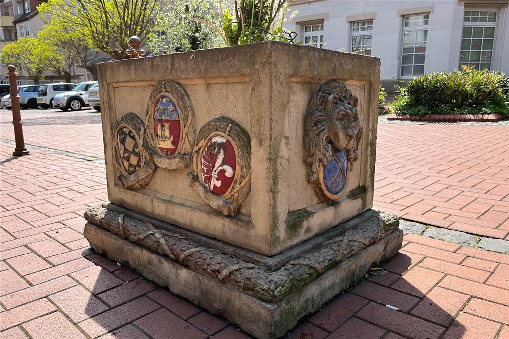 Anwohner haben mit Blumen-Dieben in der Altstadt zu kämpfen Auf dieser Seite sind die Wappen von Wakefield (England),Vincennes (Frankreich) und Zehdenick (Brandenburg) zu sehen. Außerdem ist das Castrop-Rauxeler Stadtwappen mit einem Löwen zu sehen.