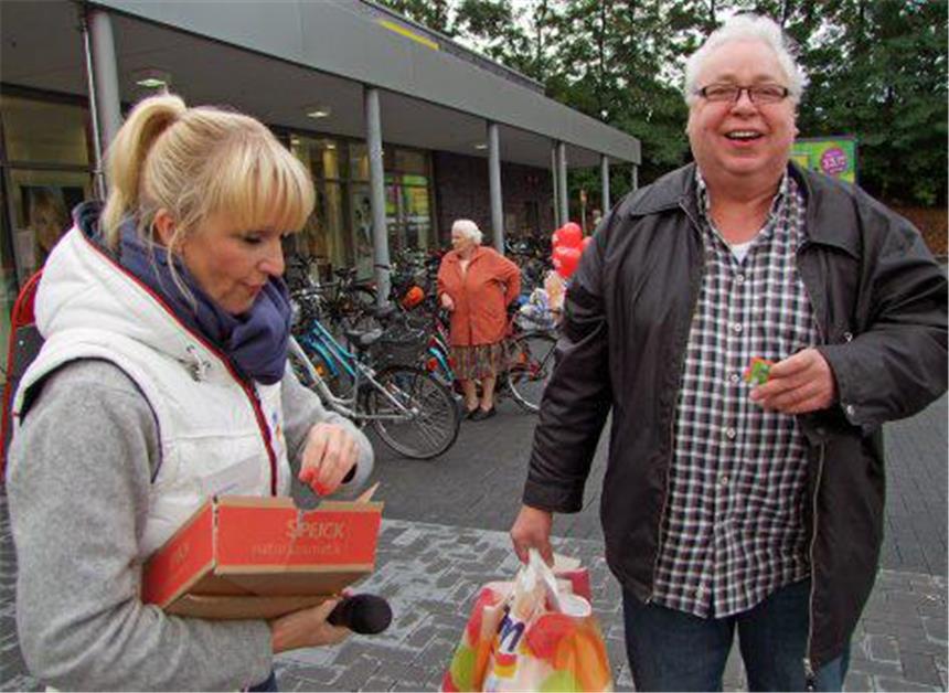 Ballons und viele Angebote zur Eröffnung Dieser Kunde freut sich über ein Gratis-Pröbchen Seife von dm.