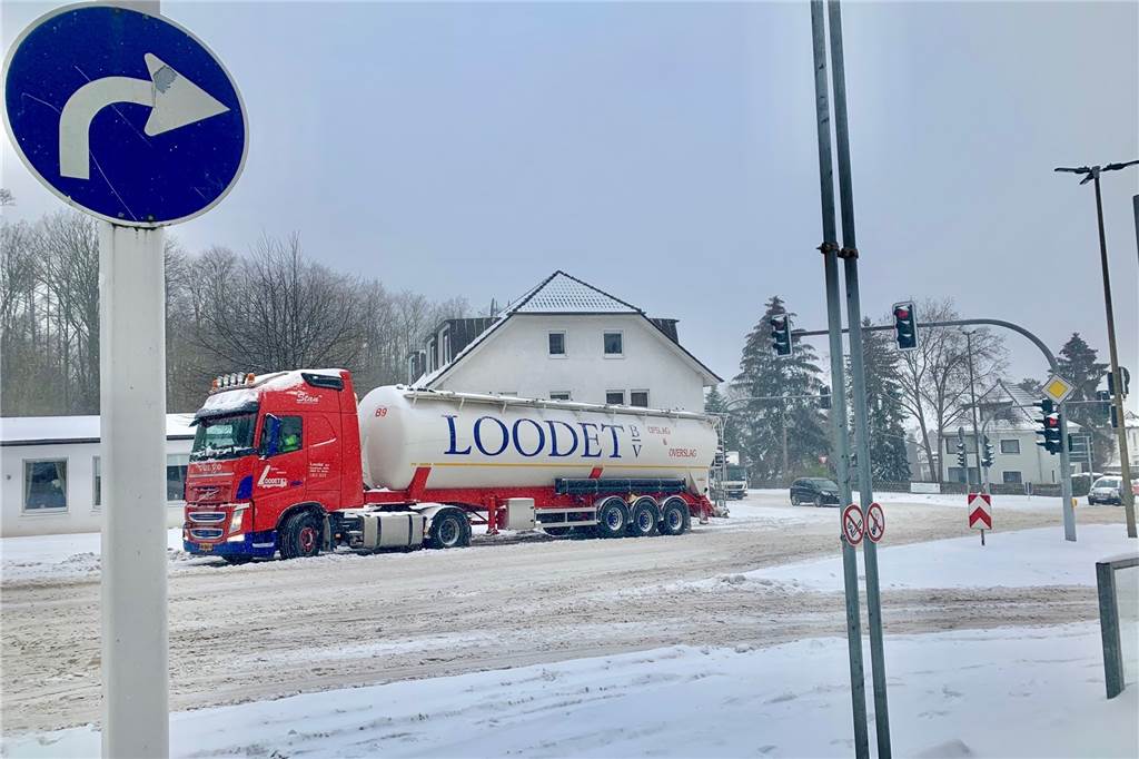 Chaos im Berufsverkehr: Autofahrer mussten auf Schneepflüge warten Dieser Lkw musste in Berghofen, in Richtung B236, aufgeben.