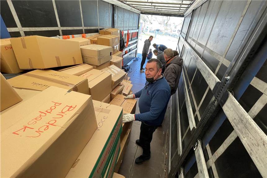 Im Video: Stadt-Mitarbeiter verladen Hilfsgüter für Ukrainer / Interview Dieser Mann fährt den 40-Tonner nach Nowa Ruda. Beim Packen stand er auf der Ladefläche des Sattelschleppers, damit die leichten und die schweren Kisten sinnvoll gestapelt werden.