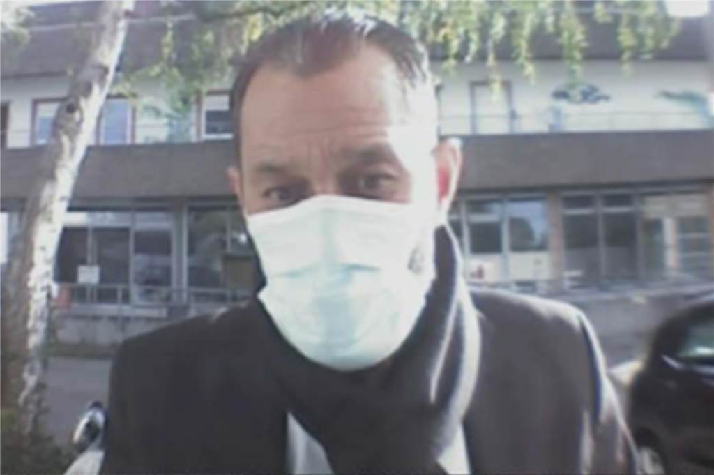 Dieser Mann hob am 10. Oktober 2022 in Lütgendortmund Geld mit einer fremden EC-Karte ab, die nur 16 Minuten zuvor gestohlen worden sei.