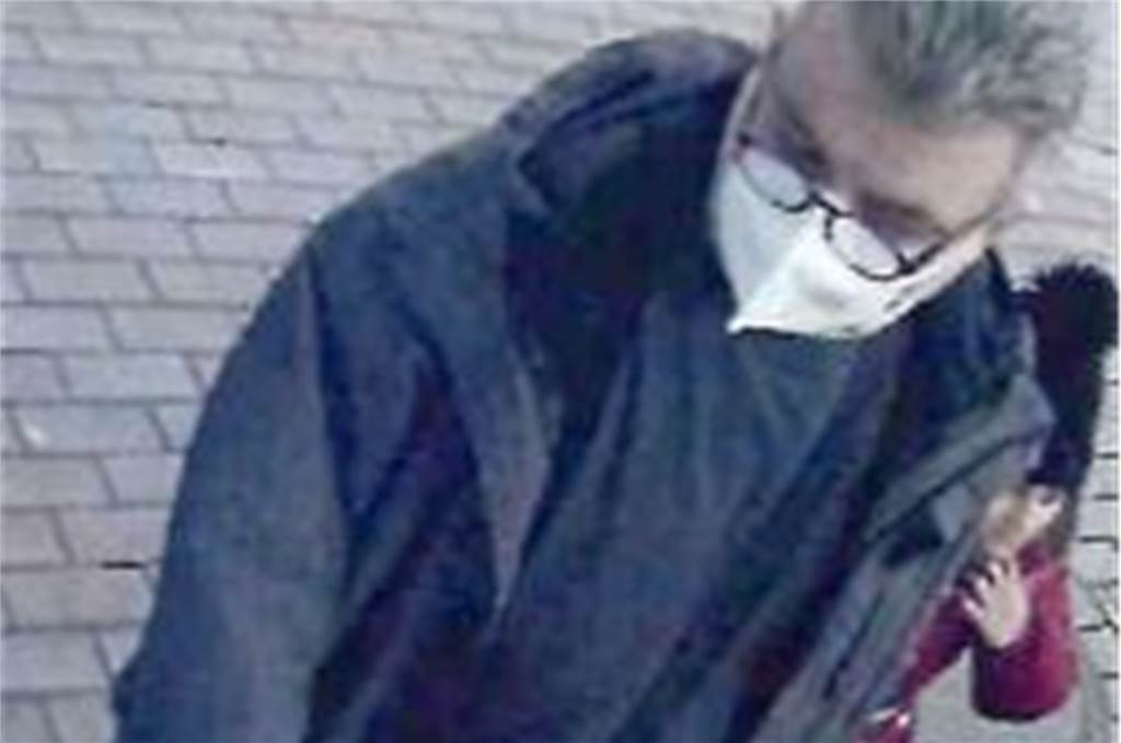 Vier Fotos, vier Fälle: LKA sucht in Castrop-Rauxel nach diesen Personen Dieser Mann hob mit Corona-FFP-Maske an einem Ickerner Geldautomaten (wohl dem der Volksbank am Marktplatz / Edeka-Eingang) einen vierstelligen Betrag vom Konto einer 85-Jährigen ab.