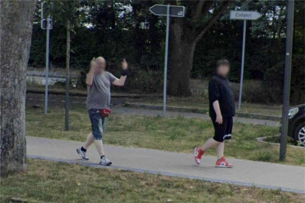 Dieser Mann streckt den Mittelfinger in die Luft statt zu winken.