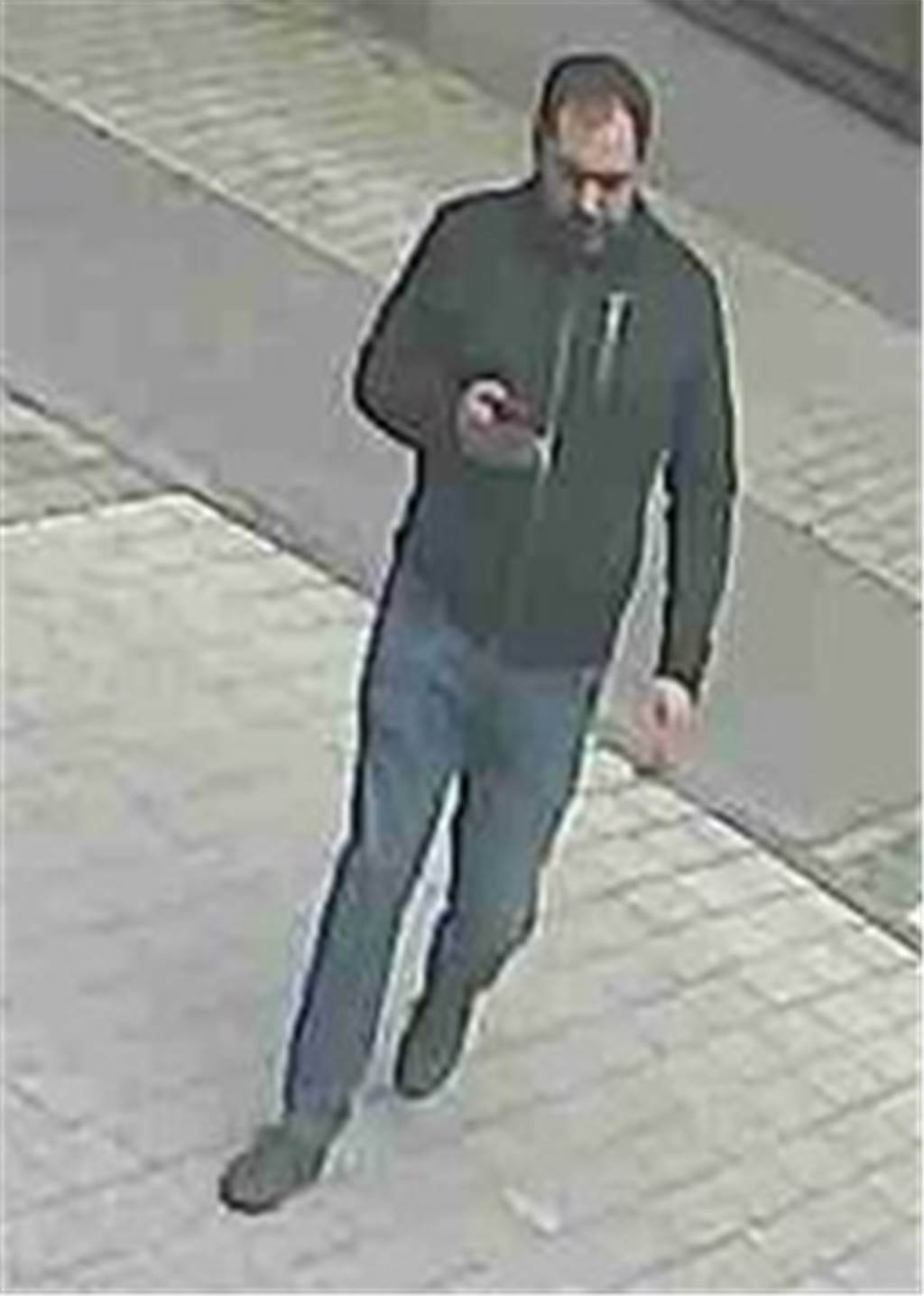 Fahndungen in NRW: Tatverdächtige aus Lünen werden mit Fotos gesucht Dieser Mann wird verdächtigt, am 2. August 2021 mit einem Komplizen in ein Haus an der Ottostraße in Brambauer eingebrochen zu sein.