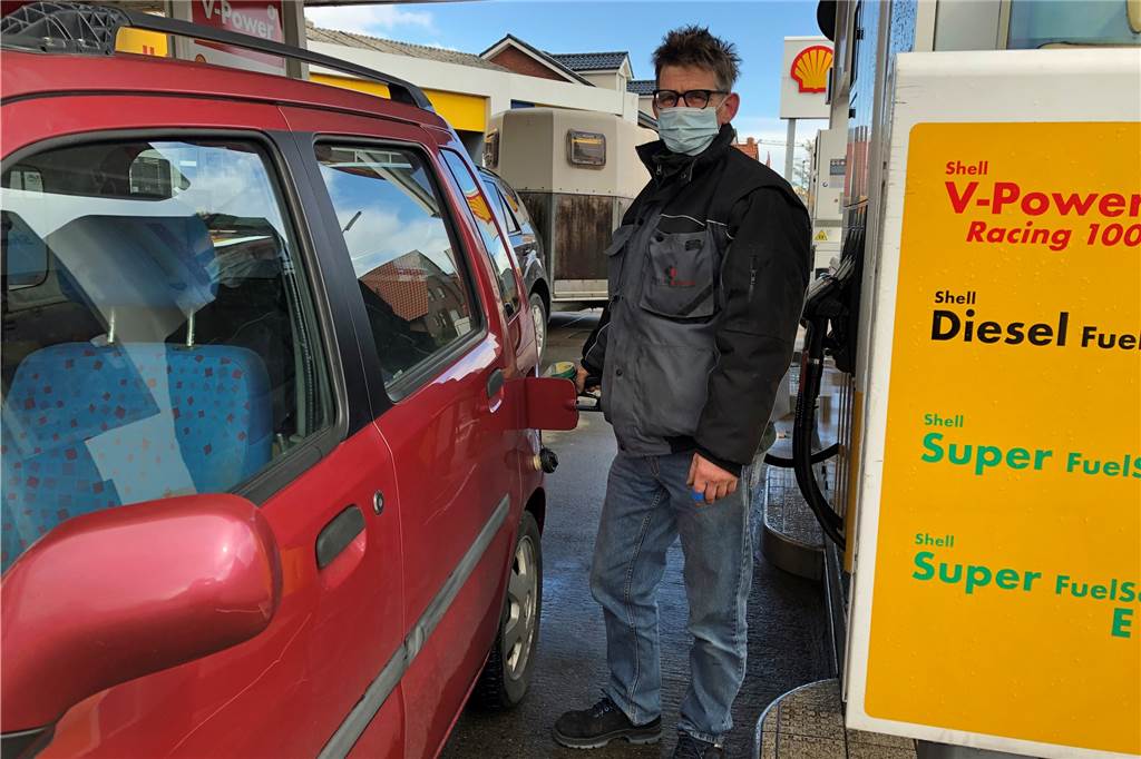 Erst Test, dann tanken: Kaum Niederländer in der Grenzregion unterwegs Dieser Niederländer tankte am Dienstag in Alstätte. Einen negativen Coronatest hatte er jetzt nicht dabei. "Das Risiko gehe ich ein, einmal die Woche", meinte er.