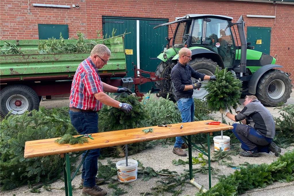 Löchte, Notnachbar, Schlepper-Konvoi: Venne-Buurn feiern echte Bauernhochzeit Dieser Part ist den Männern vorbehalten: Das Grün wird aufgeholt. Dies gerne mit einem kleinen Abstecher zum Brautpaar. Aus gutem Grund.