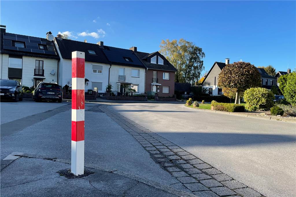 Raserei im engen Osulfweg: Anwohner gehen erneut auf die Barrikaden Der Pfosten in einer Kurve des Osulfwegs soll verhindern, dass über den Gehweg gefahren wird.