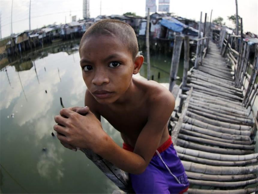 EU kämpft in Paris hart für ehrgeizige Klimaziele Dieser philippinische Junge wohnt in einem Küstenort. Mehr als 500 Millionen Kinder leben nach UN-Angaben in Gebieten, die von Überflutungen bedroht sind. Foto: Francis R. Malasig