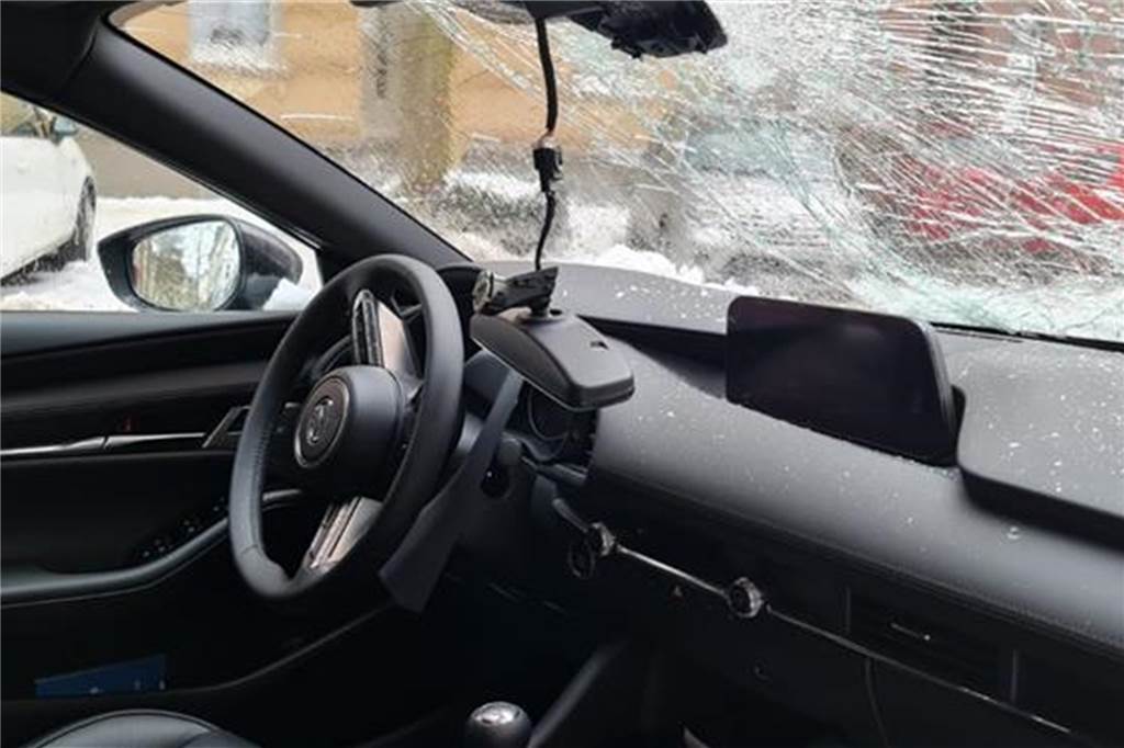 Gefährliche Eisplatten stürzen auf Autos – vier Fahrzeuge beschädigt Dieser PKW wurde in der Heinrichstraße im Unionviertel beschädigt.