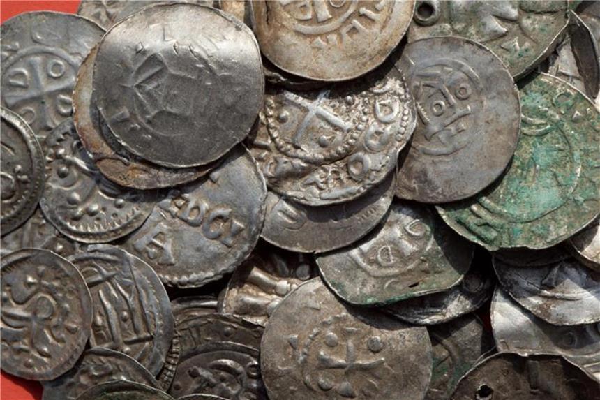 Wertvoller Blauzahn-Münzschatz auf Rügen entdeckt „Dieser Schatz ist der größte Einzelfund von Blauzahn-Münzen im südlichen Ostseeraum und damit von herausragender Bedeutung“, ordnet Grabungsleiter Michael Schirren den Fund ein. Foto: Stefan Sauer