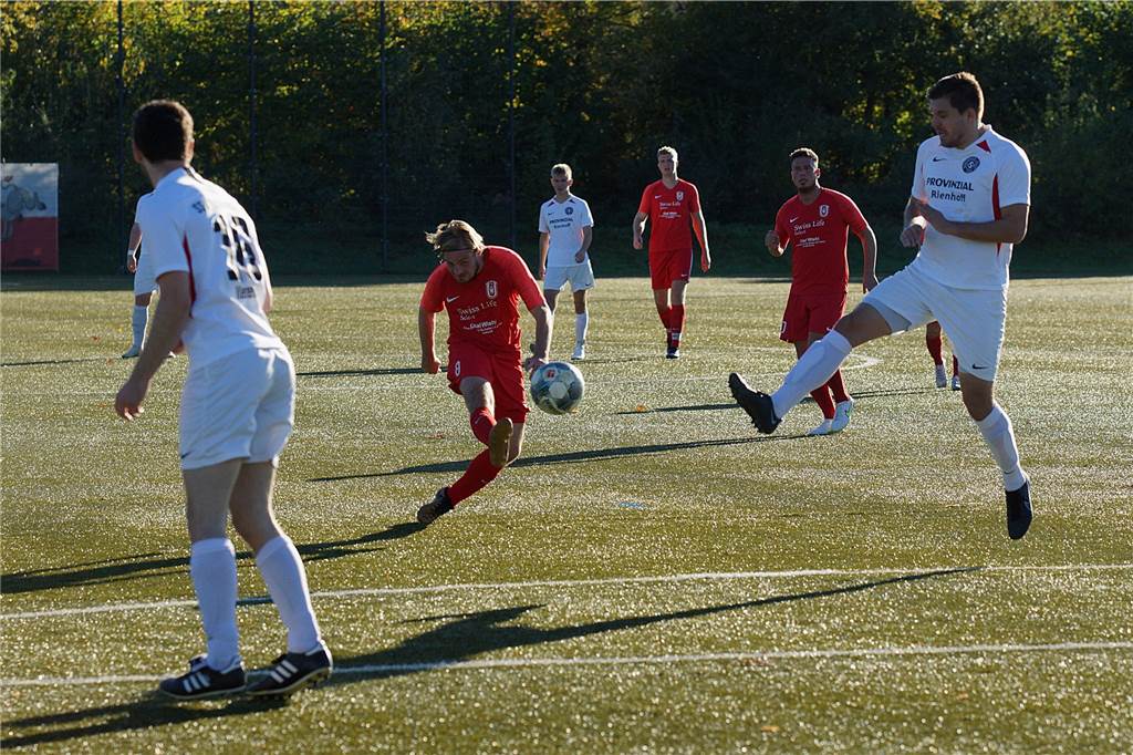 150 Minuten Fußball: Tim Richter ist RW Unnas torgefährlicher Dauerbrenner Dieser Schuss von Tim Richter (RWU) landete krachend am Lattenkreuz des SSV.
