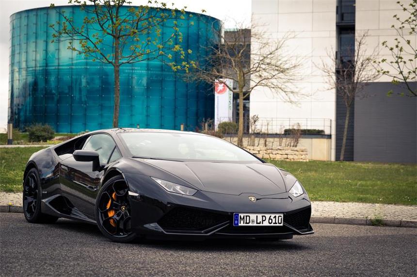 Dieser schwarze Lamborghini wurde zuletzt am Alten Hellweg in Marten gesehen. 
