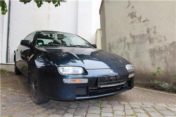Dieser schwarze Mazda stand bis vor Kurzem herrenlos vor dem Werner Kapuzinerkloster.