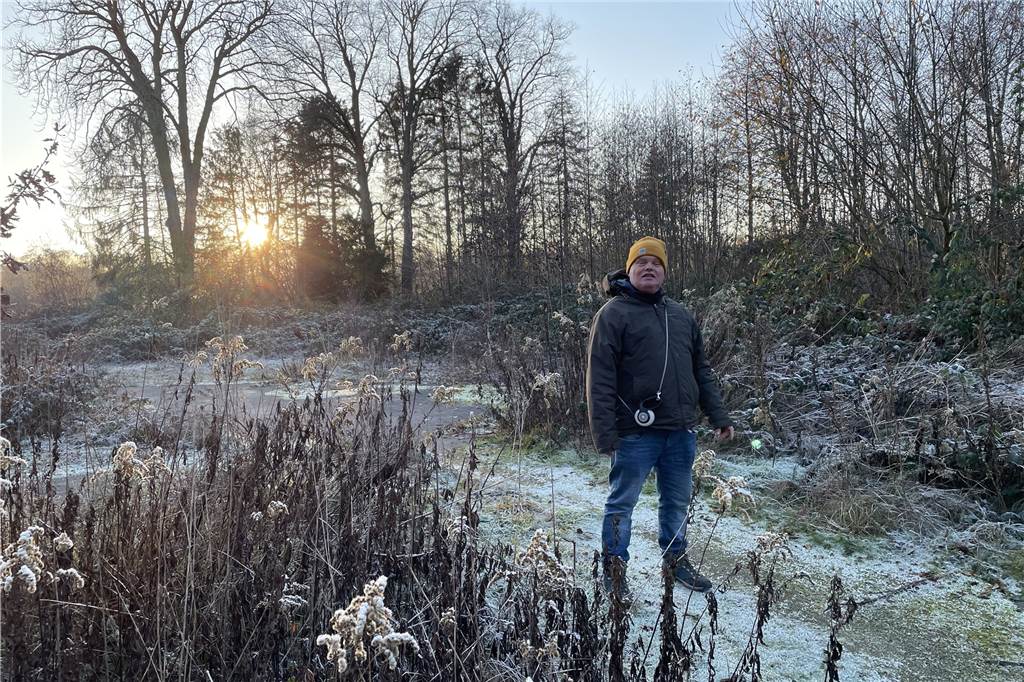 Bebauungsgegner können aufatmen: „Rhader Hof“ ist wohl vom Tisch Ein Spaziergänger freut sich, dass das Areal am Rhader Weg in Dortmund-Bövinghausen nicht bebaut wird.