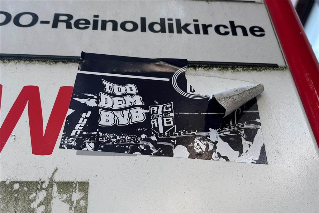 Vereine kommentieren Hass-Aufkleber: BVB, Schalke und Bochum befragt Auf einem Aufkleber in Castrop-Rauxel steht: "Tod dem BVB" und "ACAB".