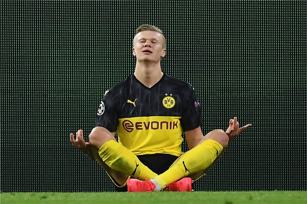 Ein Jahr BVB-Torjäger Erling Haaland: Harte Fakten, unangenehme Fragen Dieser Torjubel ist vielen Fans in Erinnerung geblieben: Beim Champions-League-Spiel gegen Paris St. Germain Mitte Februar setzt sich Erling Haaland nach seinem Tor in Buddha-Pose auf den Rasen.