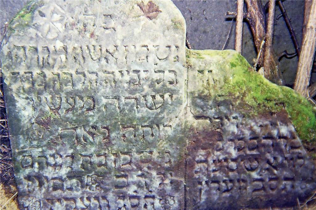 Friedhof in Werne: Jahrhunderte alte Grabsteine erinnern an jüdisches Leben Dieser über 300 Jahre alte Grabstein wurde mittlerweile restauriert.