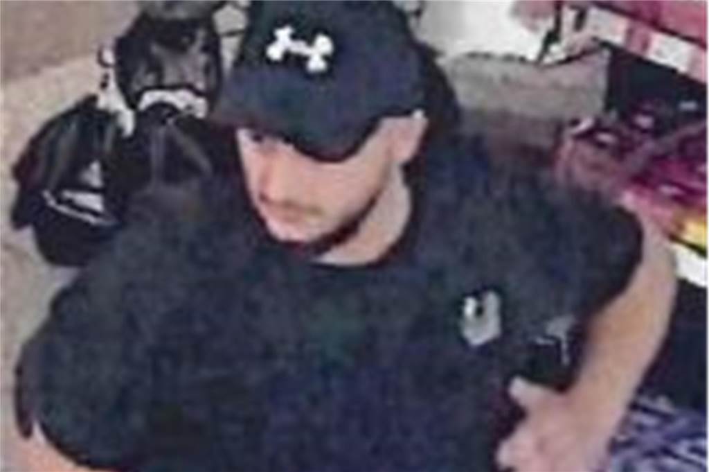 Verbrechen: 15 Personen stehen auf der Fahndungsliste der Polizei Ein Mann in einer Tankstelle.