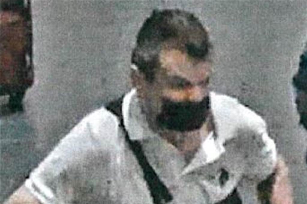 Dieser unbekannte Mann hat laut Polizei am 12. Juni 2022 ein fremdes Handy im Hauptbahnhof an sich gerissen. Im Gerangel gingen Täter und Opfer zu Boden, bevor der Unbekannte fliehen konnte.