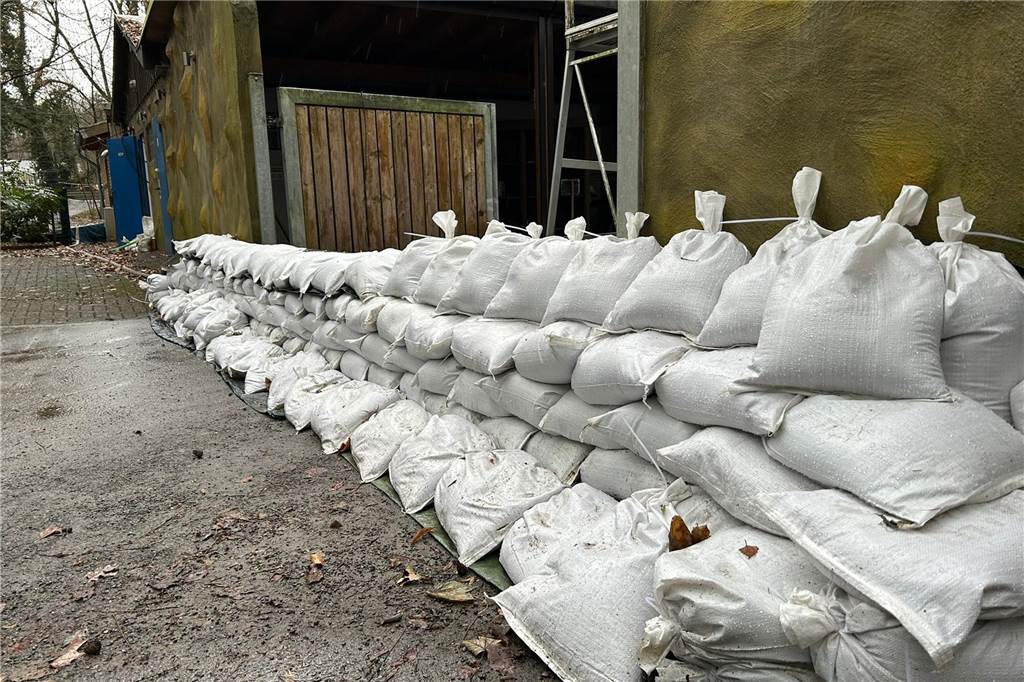 Hochwasser in Werne: So ist die aktuelle Lage in der Freilichtbühne Dieser Wall aus Sandsäcken dient als vorbeugende Maßnahme, falls sich die Situation wieder verschärft.