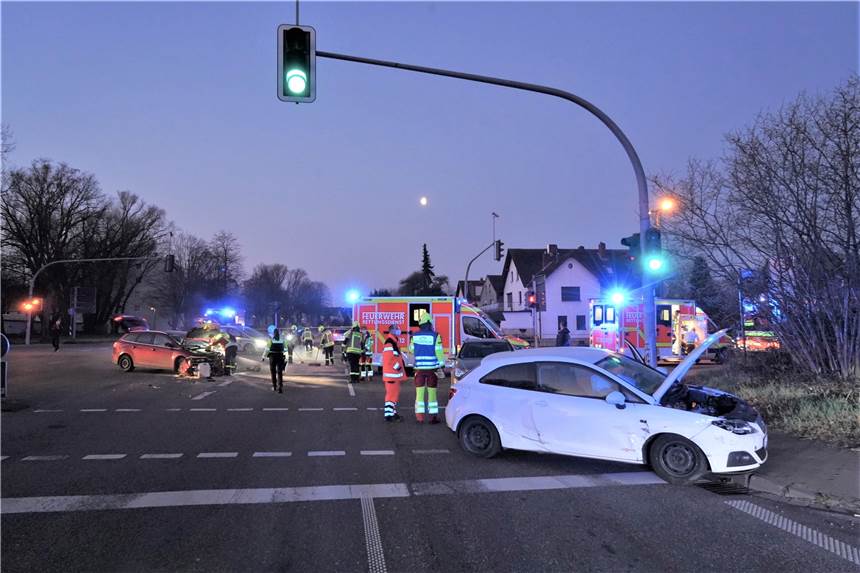 Dieser weiße Pkw prallte an der Ecke B235 / Pallasstraße mit einem anderen Auto zusammen. Zwei Personen wurden bei dem Unfall verletzt.