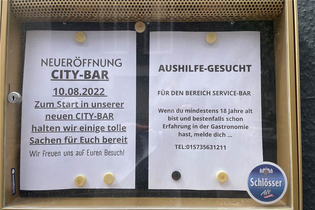 Ex-Burgtreff ist für neuen Pächter Emir Gashi aus Ascheberg eine Familiensache Dieser Zettel hängt außen an der City-Bar.