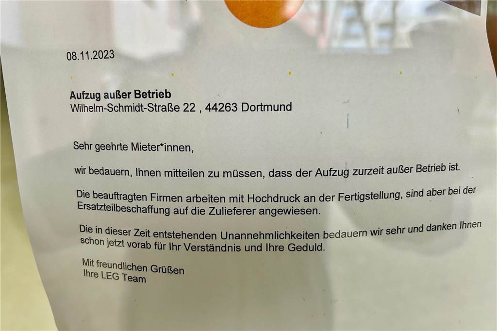 Fahrstuhl defekt: Friedrich Bornemann (96) ist in seiner Wohnung gefangen Ein Zettel weist darauf hin, dass der Aufzug nicht funktioniert.