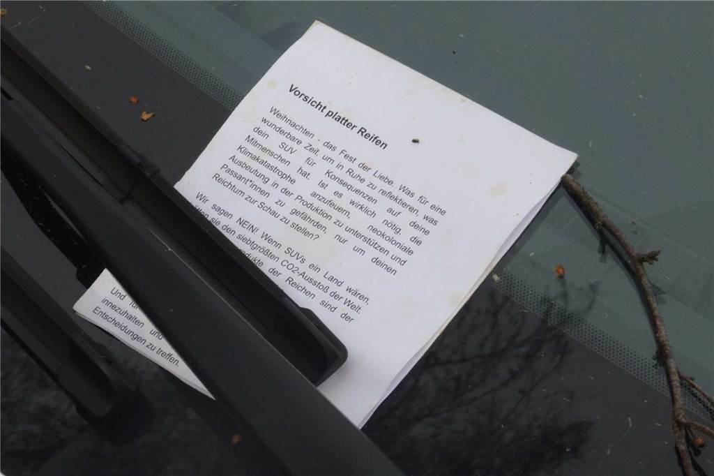 Bekennerschreiben: Klimaaktivisten beschädigen zahlreiche Autos in Dortmund Dieser Zettel klemmte an den Scheibenwischern der beschädigten Fahrzeuge.