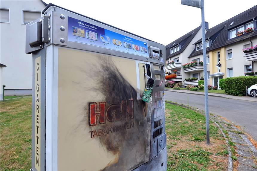 Versuchte Automatensprengung in Ergste - Polizei sucht Täter Dieser Zigarettenautomat am Ergster Grandweg wurde von Unbekannten versucht aufzusprengen.