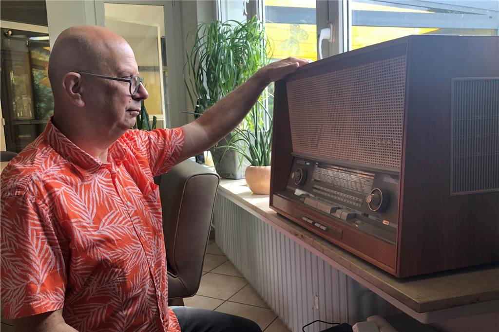 Elektronik-Reparaturen machen Castrop-Rauxeler zum YouTube-Star Dieses alte Röhrenradio, seinerzeit ein Spitzenprodukt, liefert nach der Reparatur einen tollen Radiosound in Jörg Haases Wohnzimmer.