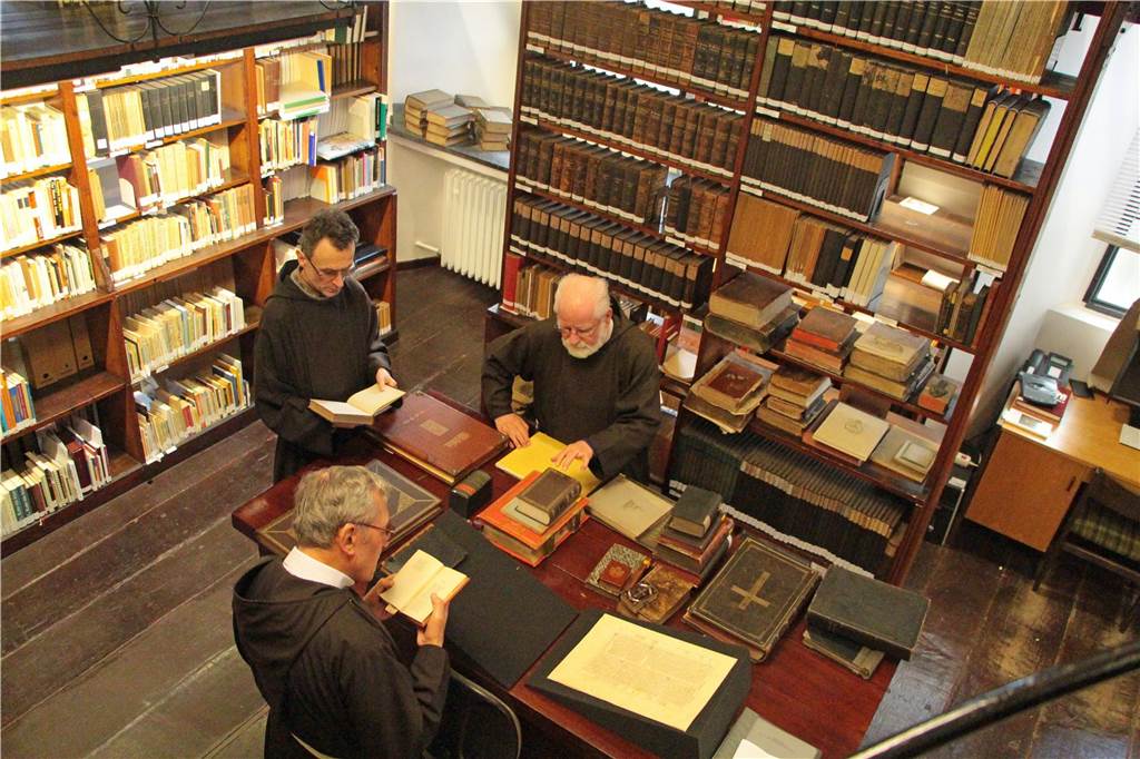 Dieses Archivbild zeigt die Bibliothek des Kapuziner-Klosters Werne mit ihren 20.000 Bänden.