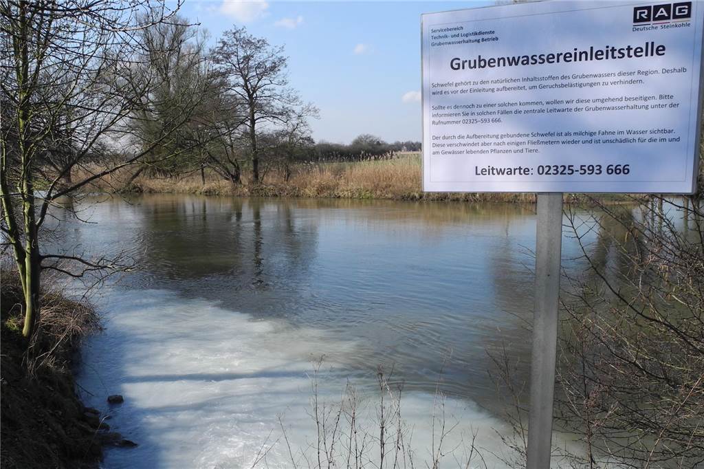 Aktion gegen Grubenwasser in der Lippe: „Hoffe auf einstimmige Resolution“ Dieses Archivfoto von 2016 zeigt eine Hinweistafel der RAG auf die Einleitung von Grubenwasser in die Lippe. Dies wurde 2019 eingestellt und soll demnächst wieder stattfinden.