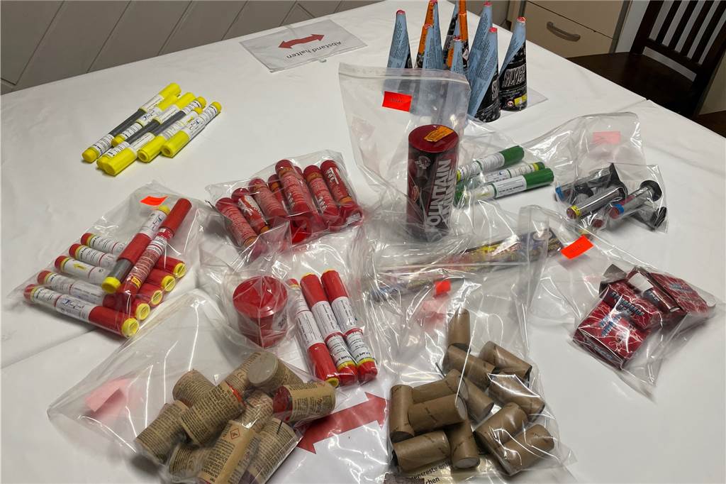 Dieses Arsenal an Pyrotechnik stellte die Polizei in Dortmund am Donnerstagabend sicher.