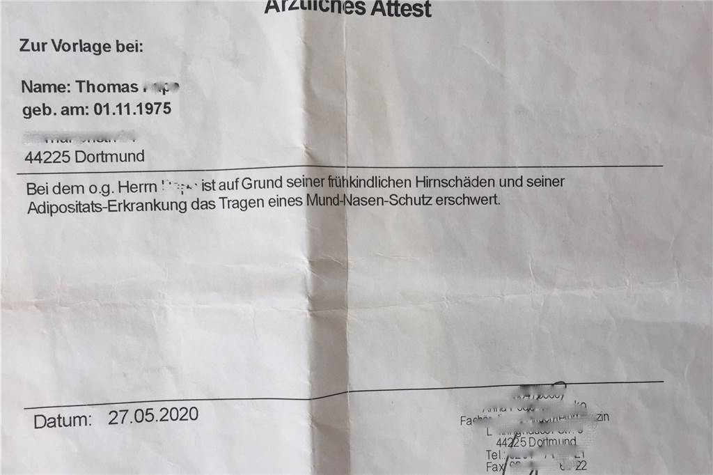 Kranke dürfen ohne Maske kaufen - Schwierigkeiten gibt es trotzdem Dieses Attest hat Thomas immer dabei, wenn er unterwegs ist.