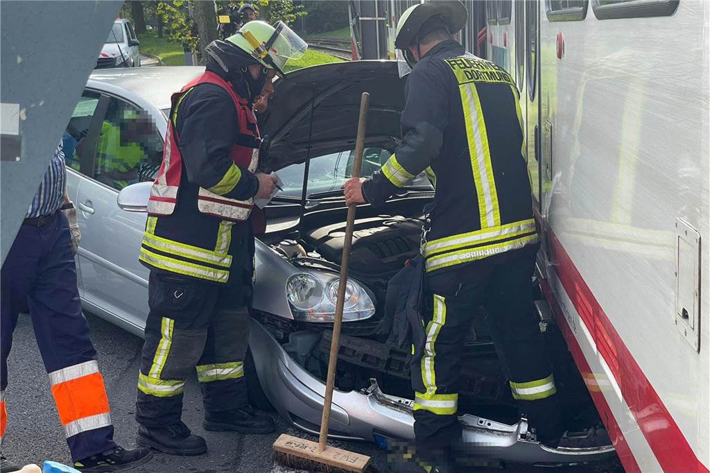 Nach Todesfall: Polizei zählt zehn Bahn-Unfälle seit Anfang Juni Dieses Auto geriet Ende September bei einem missglückten Wendemanöver mit der Motorhaube unter eine Stadtbahn.