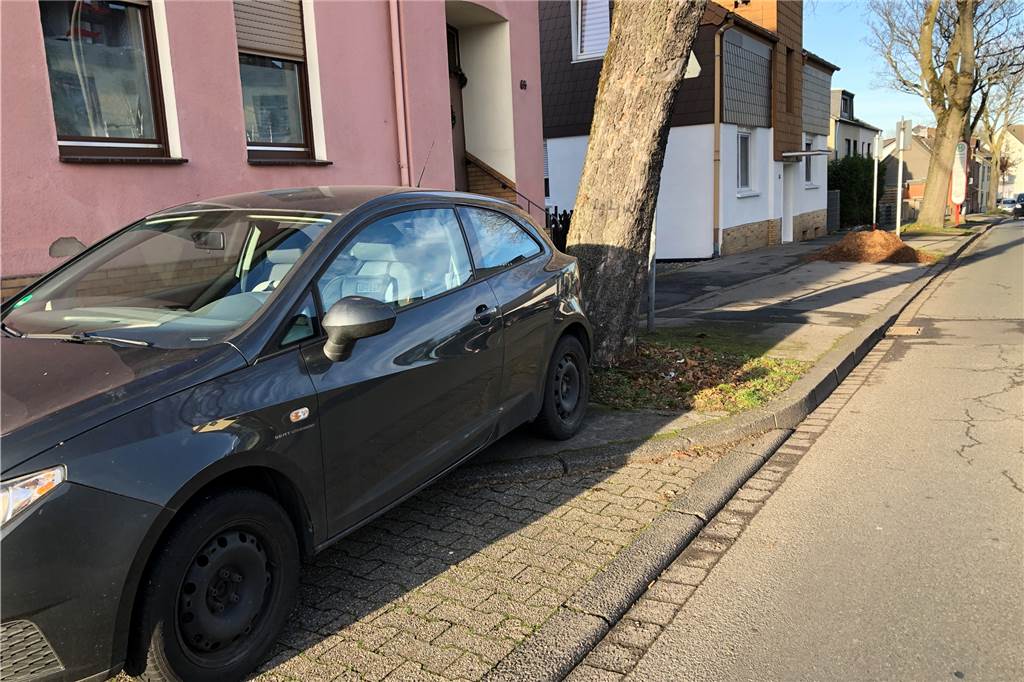 Dieses Auto parkt verbotenerweise am Rand der Straße Im Schellenkai, weil es die Sicht für Autofahrer behindert, die aus dem Derner Kippshof kommen. Ein Poller soll das demnächst verhindern.