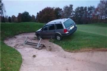 Dieses Auto steckte am Mittwochmorgen auf einem Golfplatz in Brackel fest.