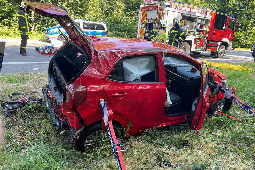 Schwerer Unfall auf der L 608 - Pkw-Fahrer mit Hubschrauber ins Krankenhaus Unfallauto auf der L 608