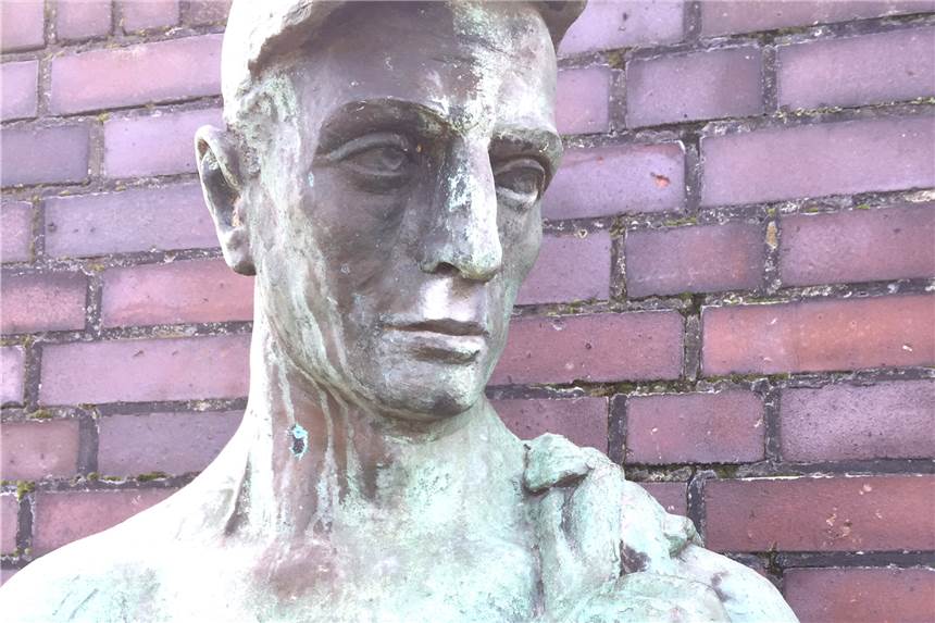 Termin für die Rückkehr des bronzenen Bergmanns nach Eving ist noch völlig offen Dieses Bergarbeiterdenkmal vom Grünen Platz in Eving soll restauriert werden.