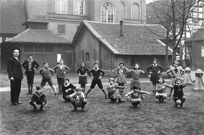 Museum Schwansbell zeigt Spuren jüdischen Lebens in Lünen Dieses Bild aus dem Alltag der jüdischen Schule in Lünen ist Grundlage für die viel beachtete Filmdoku "Kinder der Turnstunde". Das Lüner Museum widmet eine Ausstellung und Veranstaltungen dem jüdischen Leben in Lünen.