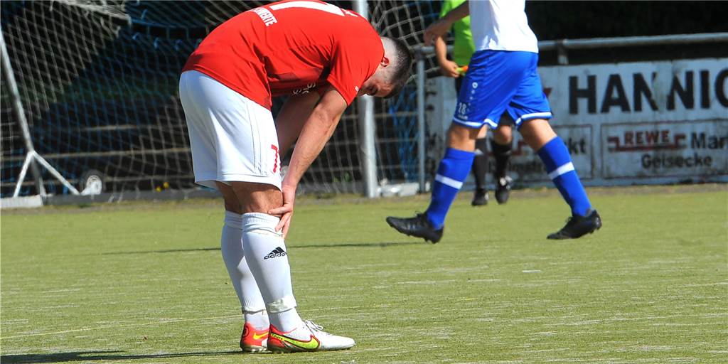 Nach 16 Jahren Bezirksliga steigt der ETuS/DJK Schwerte ab - „Ein schleichender Prozess“ Dieses Bild aus dem Derby gegen den VfL Schwerte hat Symbolcharakter: Filipe Ferreira und der ETuS/DJK Schwerte sind abgestiegen.