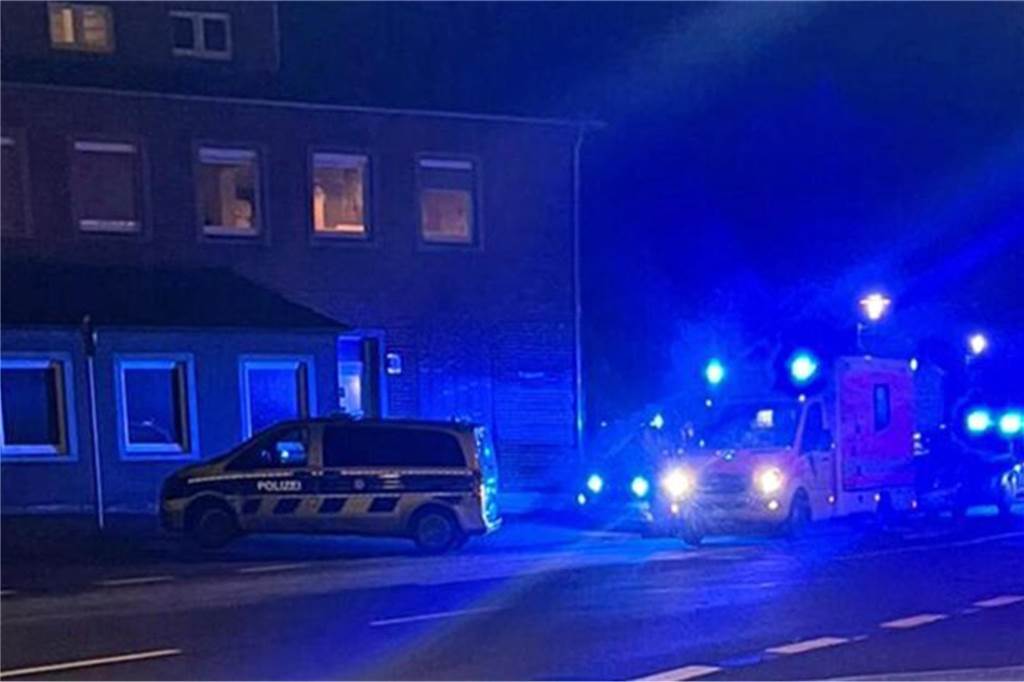 Messerattacke in Leiharbeiter-Unterkunft: Tat-Details werden bekannt Einsatzfahrzeuge mit eingeschaltetem Blaulicht bei Nacht