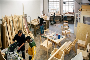Dieses Bild aus einem Betrieb in Berlin hat Vorbildcharakter: Geflüchtete in Arbeit zu bekommen, ist zentrales Ziel der Integration. Dass es zurzeit oft hakt, ist für Handwerksmeister mit eigenem Betrieb zumindest ein Aufreger. 